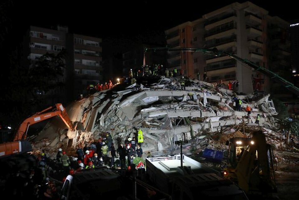 Trümmer und Helfer nach Erdbeben der Stärke 6,9 in der Ägäis mit mindestens 25 Tote und mehr als 800 Verletzten.