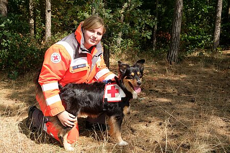 DRK-Rettungshundeführerin mit ihrem Hund