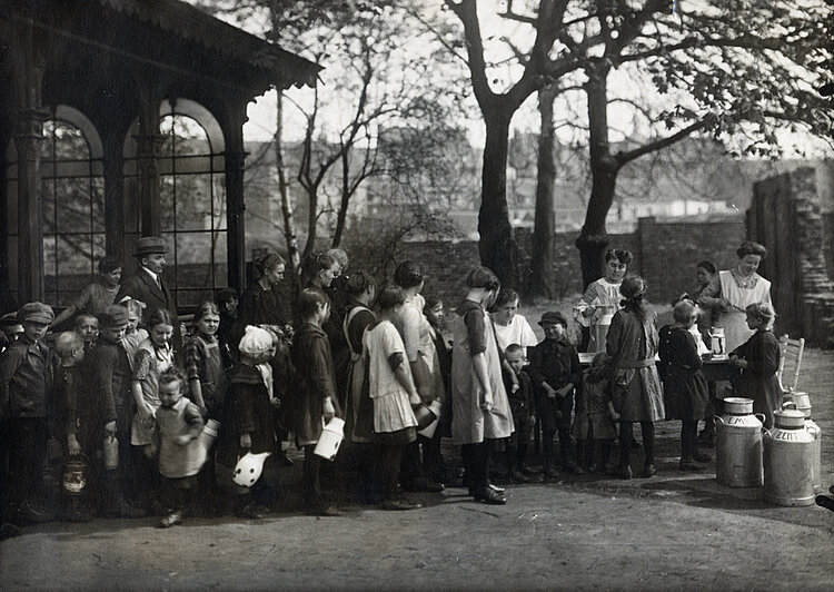 Ausgabe von Milch durch das DRK an Kinder in Essen im Rahmen der Ruhrhilfe nach dem Ersten Weltkrieg (DRK)