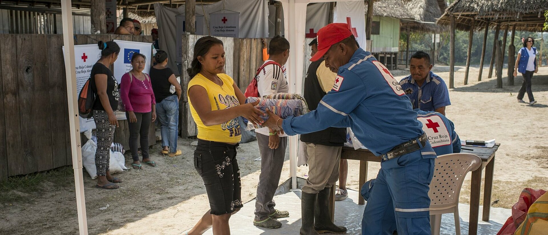 Frau in Kolumbien mit Hilfsgütern 