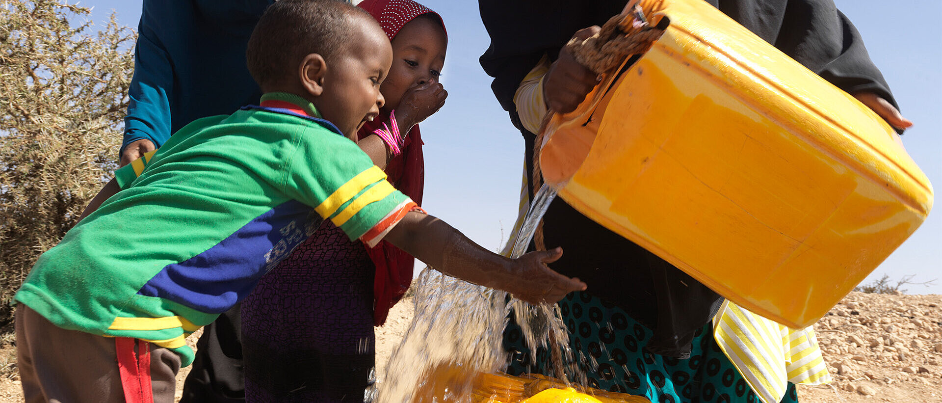 Zwei Frauen und Kinder mit Wasserkanister in Somalia