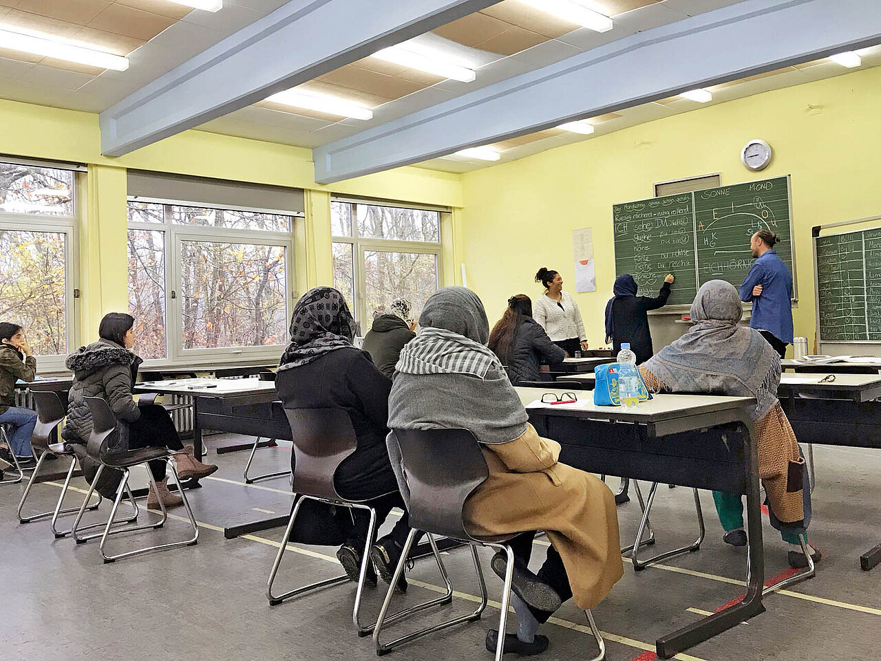 Frauen im Klassenraum mit Tafel