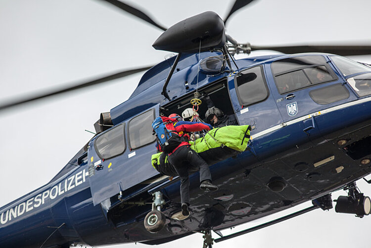 Bergwacht Hessen und Fliegerstaffel der Bundespolizei bei einer gemeinsamen Übung (Jörg F. Müller / DRK)