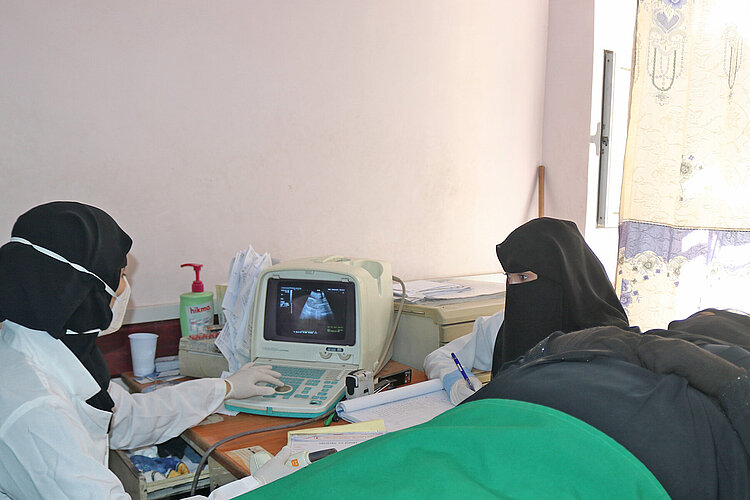 Ultraschalluntersuchung in einer Gynäkologie im Jemen. 