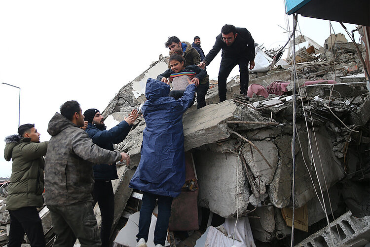 Mädchen in der Türkei wird aus Trümmern gerettet 