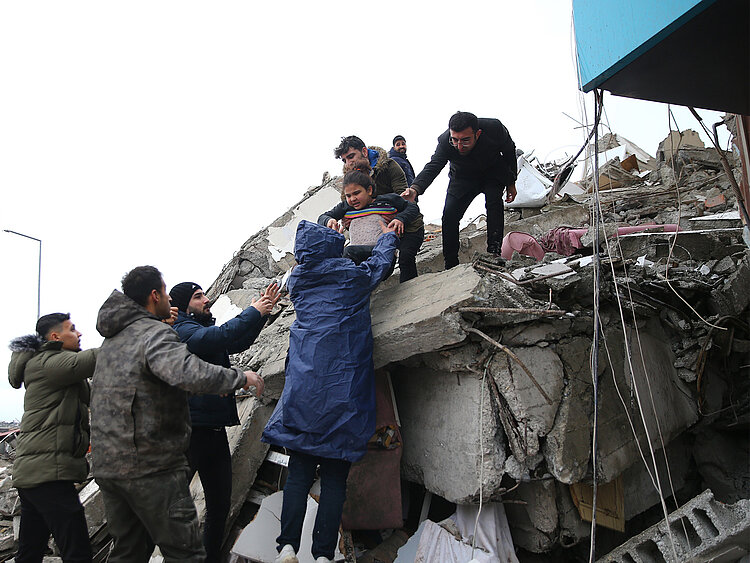 Mädchen in der Türkei wird aus Trümmern gerettet 