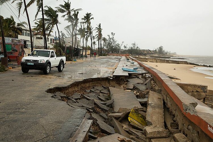 Große Löcher in den Straßen bei Beira nach dem Zyklon