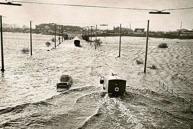 DRK-Einsatzwagen fährt durch Hochwasser