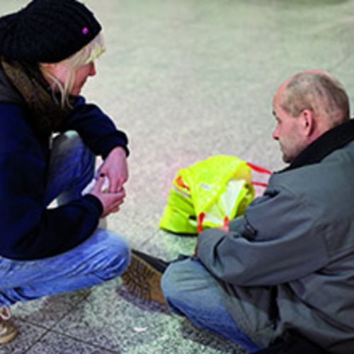 Sozialer Kontakt ist auch auf der Straße wichtig Sozialarbeiterin kümmert sich um einen Mann ohne Obdach