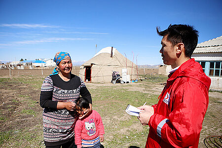 Kirgisin im Gespräch mit Rothalbmondmitarbeiter