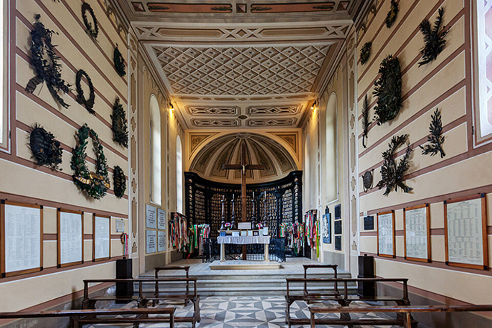 Altar und Apsis des Ossario von San Martino della Battaglia