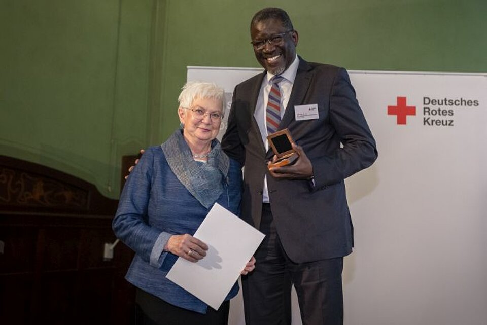 DRK-Präsidentin Gerda Hasselfeldt und IFRC-Präsident ElhadjA Sy