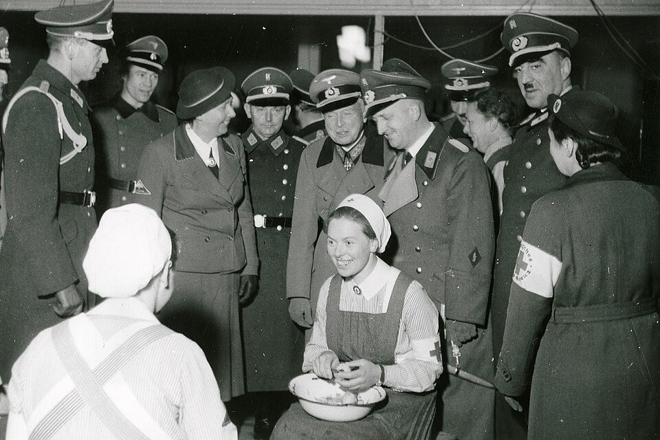 DRK-Helferinnen beim Kartoffelschälen und DRK-Präsident