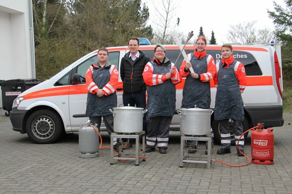 Ehrenamtliche des KV Witzenhausen mit der DRK-Fackel