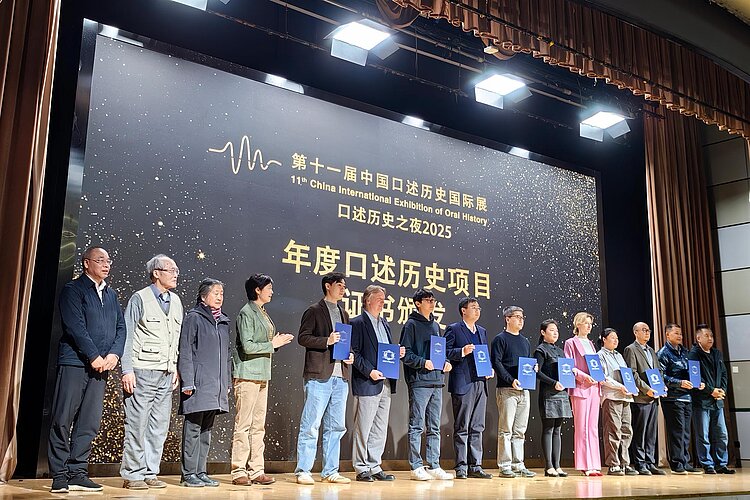 Gruppe auf einer Bühne