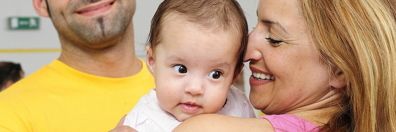 Baby auf dem Arm seiner Mutter