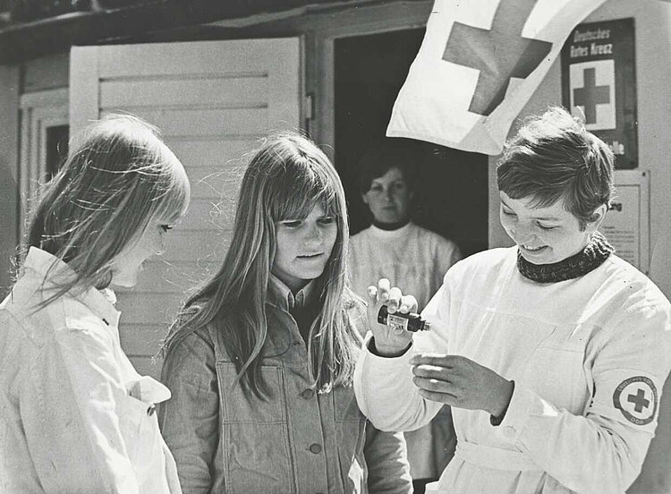 Einsatz des DRK der DDR bei Großveranstaltungen. Ausgabe von Arznei an einer Unfallhilfsstelle, 1970 (DRK)