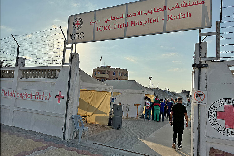 Eingang zum Feldkrankenhaus in Rafah 