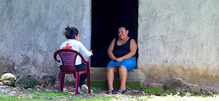 Rotkreuz-Freiwillige besuchen Hilfsempfänger in Hondura