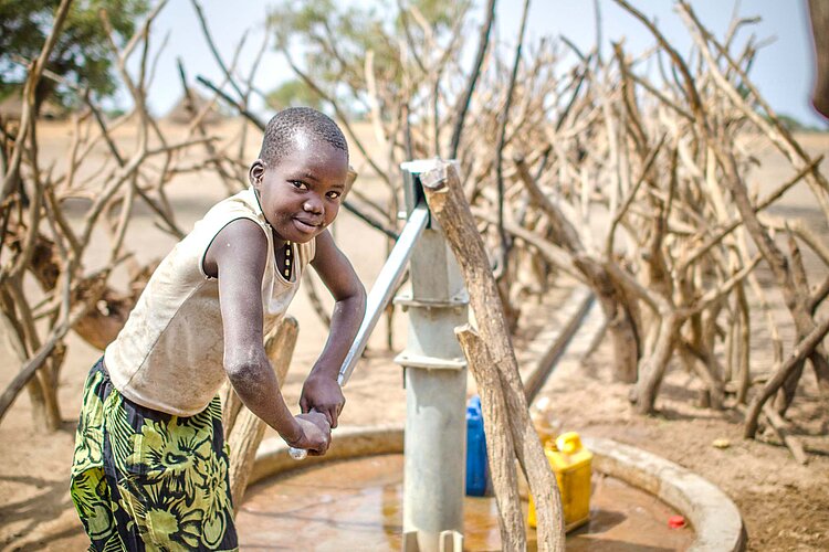 Wasserversorgung Südsudan Mädchen bedient Brunnen