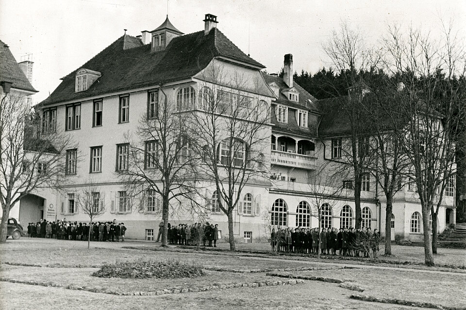 historisches Foto: Kurheim mit Kindergruppen davor