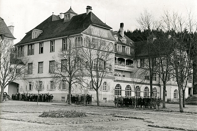 historisches Foto: Kurheim mit Kindergruppen davor