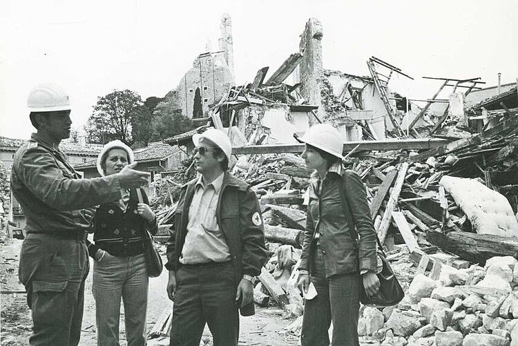 Mitarbeiter des DRK in einem zerstörten Dorf (DRK)