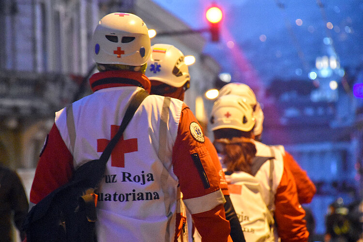 Rotkreuz-Helfer in Einsatzkleidung