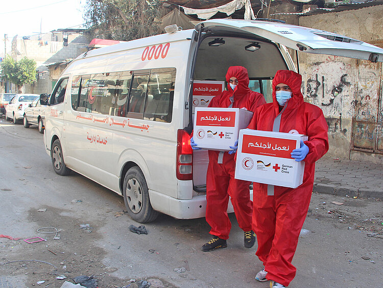 Zwei Helfer und Rettungswagen in Palästina, Gazastreifen