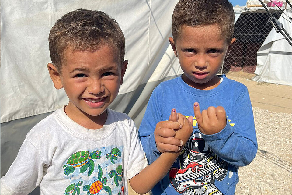 Zwei Jungen bei der Polio-Impfung im IKRK-Feldkrankenhaus in Rafah  