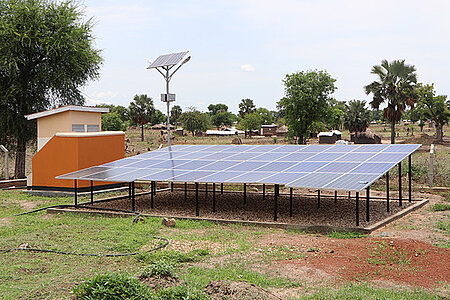 Solarpaneele und Technikhäuschen in Uganda