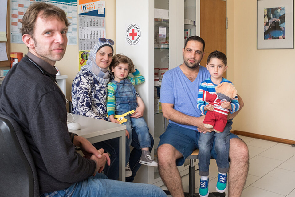 Asylsuchende Flüchtlingsfamilie bei Erstaufnahme