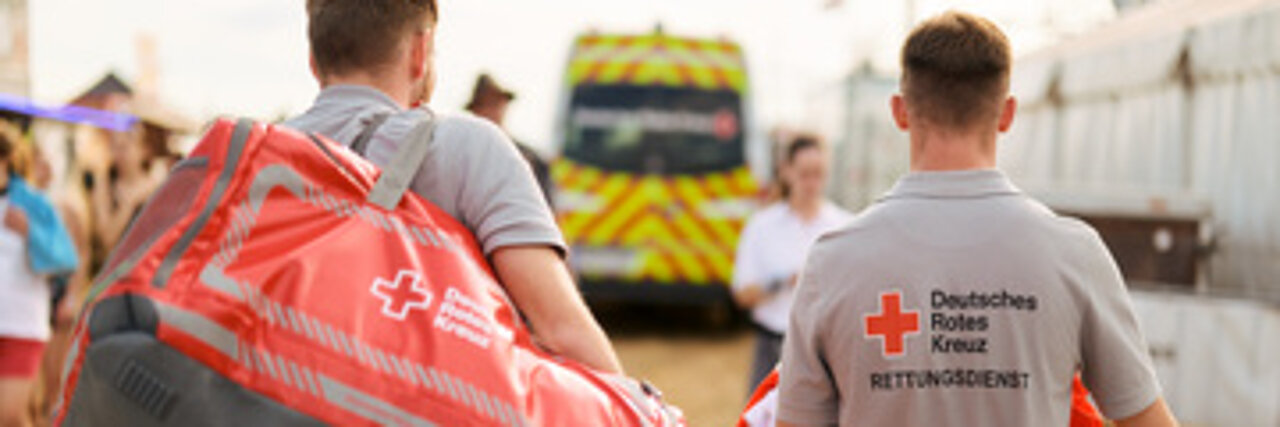 Notfallsanitäter auf dem Weg zum Einsatz