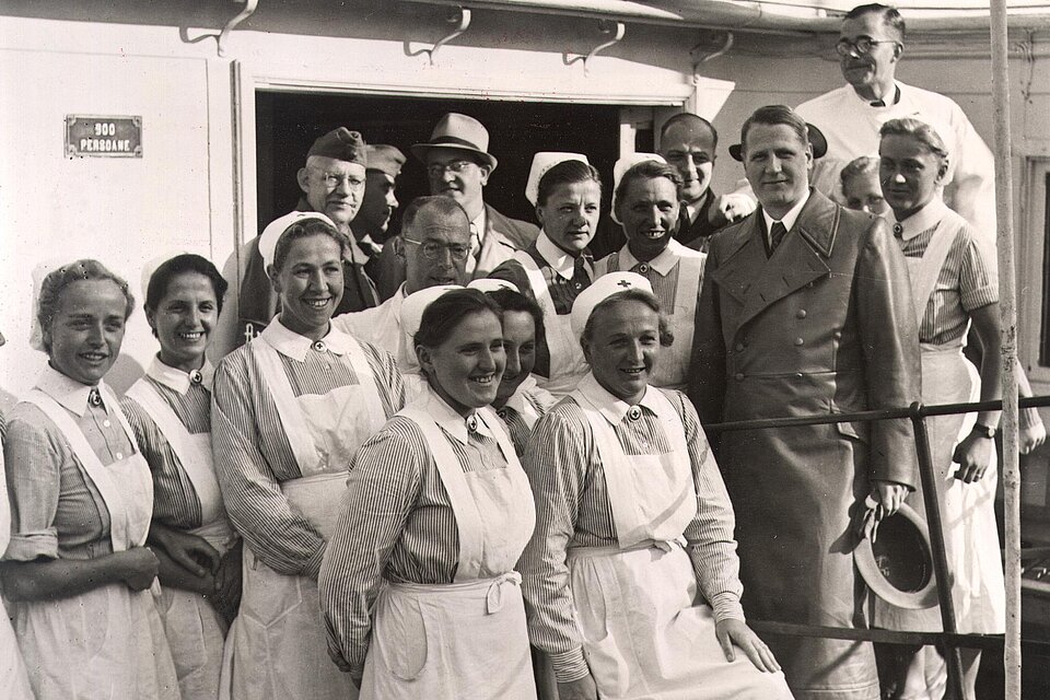 Gruppe von Schwesternhelferinnen mit Leonardo Conti