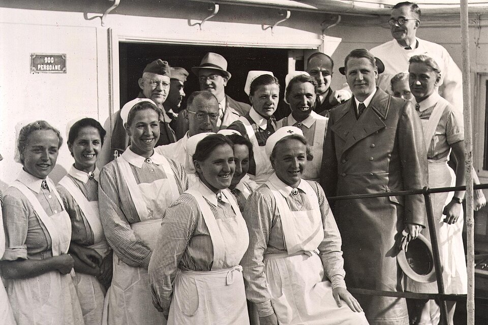 Gruppe von Schwesternhelferinnen mit Leonardo Conti