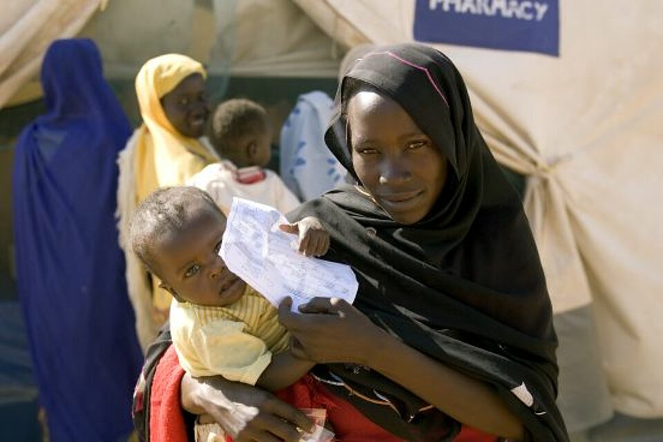 Eine sudanesische Mutter hat Medikamente für ihr Kind erhalten