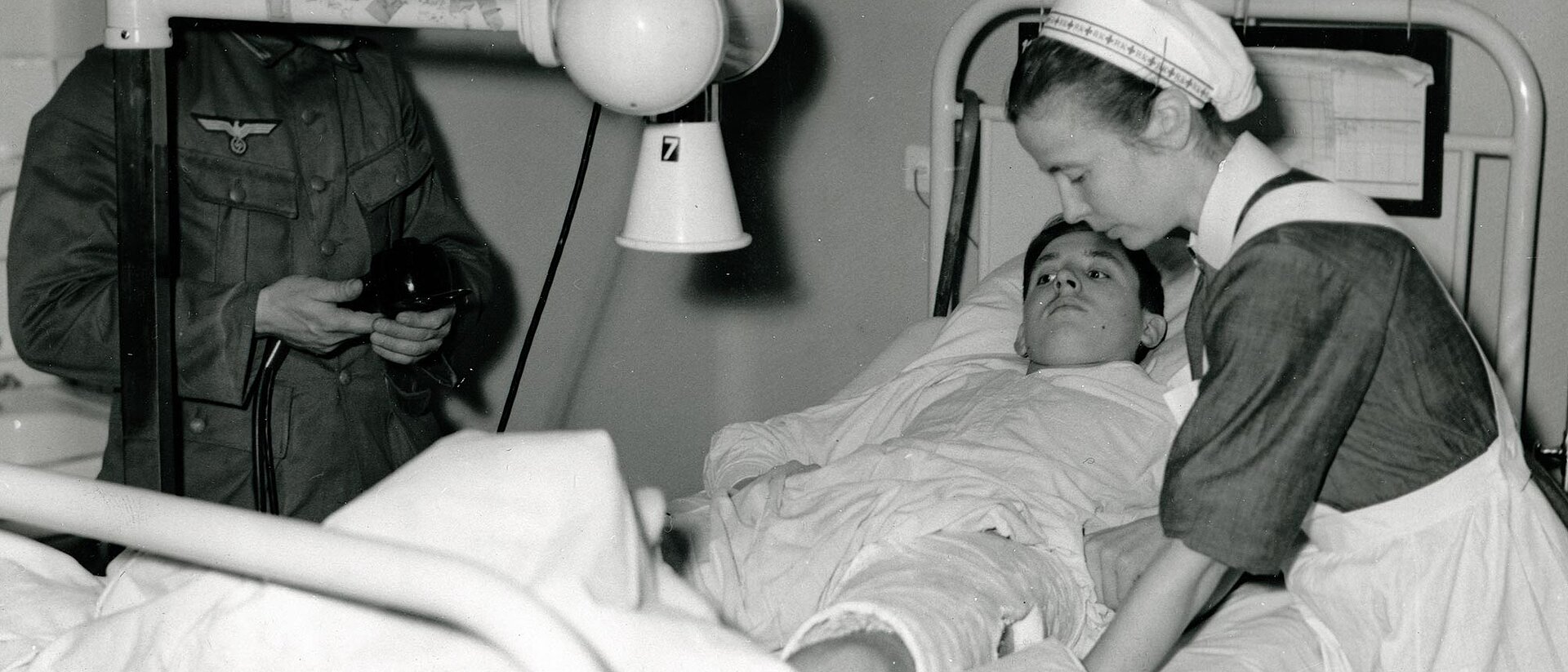 Krankenschwester am Krankenbett eines verwundeten Soldaten