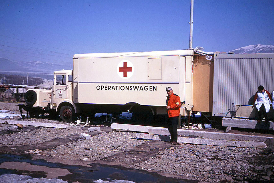 Blick auf LKW mit Aufschrift "Operationswagen"