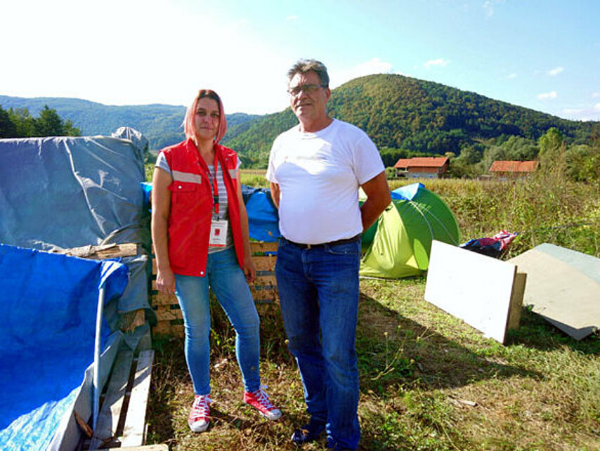 Foto: Zwei Rotkreuzhelfer vor den Hügeln Bosnien-Herzegowinas