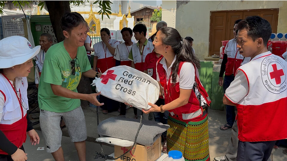 Ausgabe von Hilfsgütern (hier vom DRK) an die Bevölkerung durch das Myanmarische Rote Kreuz nach dem Erdbeben in diesem Jahr.