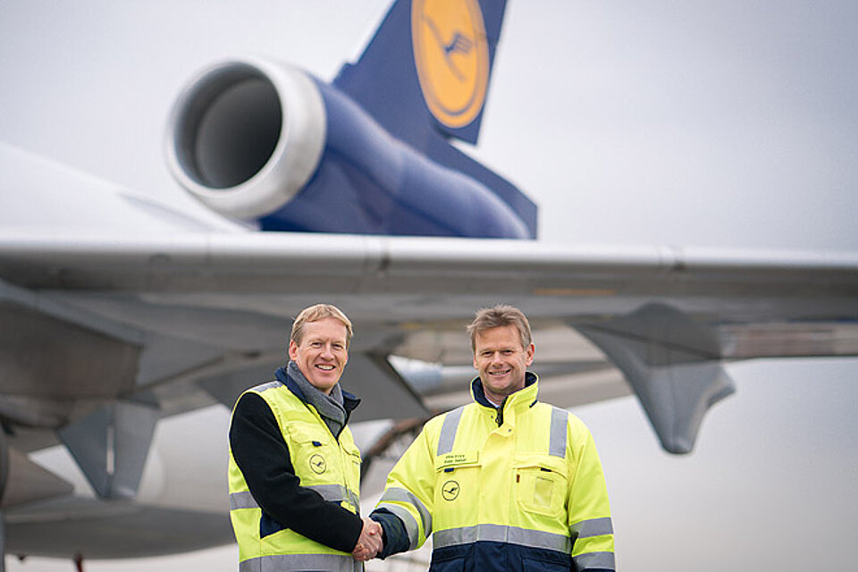 Peter Gerber, Vorstandsvorsitzender der Lufthansa Cargo, und Christian Reuter, Generalsekretär des Deutschen Roten Kreuzes