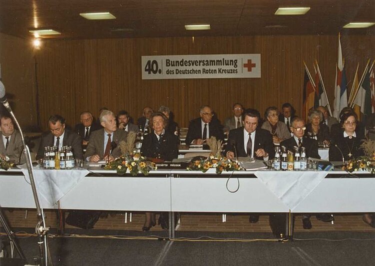 Vereinigung der beiden deutschen Rotkreuzgesellschaften auf der 40. Bundesversammlung des DRK am 9. November 1990 (Margitta Zimmermann / DRK)