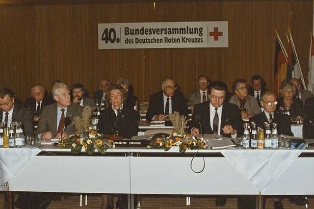 Vereinigung der beiden deutschen Rotkreuzgesellschaften auf der 40. Bundesversammlung des DRK am 9. November 1990 (Margitta Zimmermann / DRK)