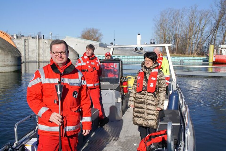 Die Übergabe der Fackel am Sperrwerk Greifswald-Wieck vom OV Greifswald an das Team des KV Rügen-Stralsund