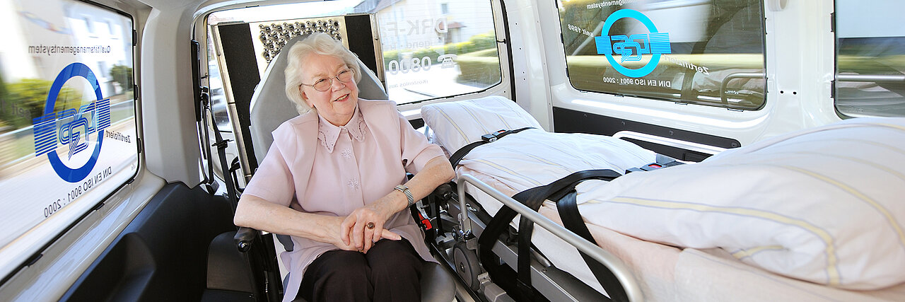 Seniorin in einem Rollstuhltaxi des Fahrdienstes des DRK 