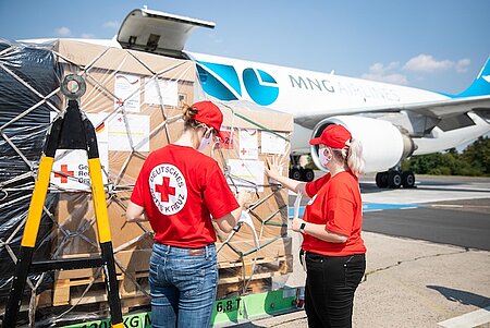 DRK-Mitarbeiter prüfen die Ladung der Hilfsgüter für den Hilfsflug nach Beirut, Libanon.