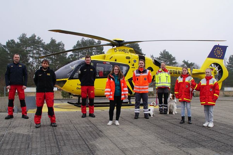 Übergabe der Fackel von unserer Boden- und Luftrettungswache Neustrelitz Nord (mit dem ADAC Rettungshubschrauber „Christoph 48“) an den DRK Kreisverband Ostvorpommern-Greifswald.