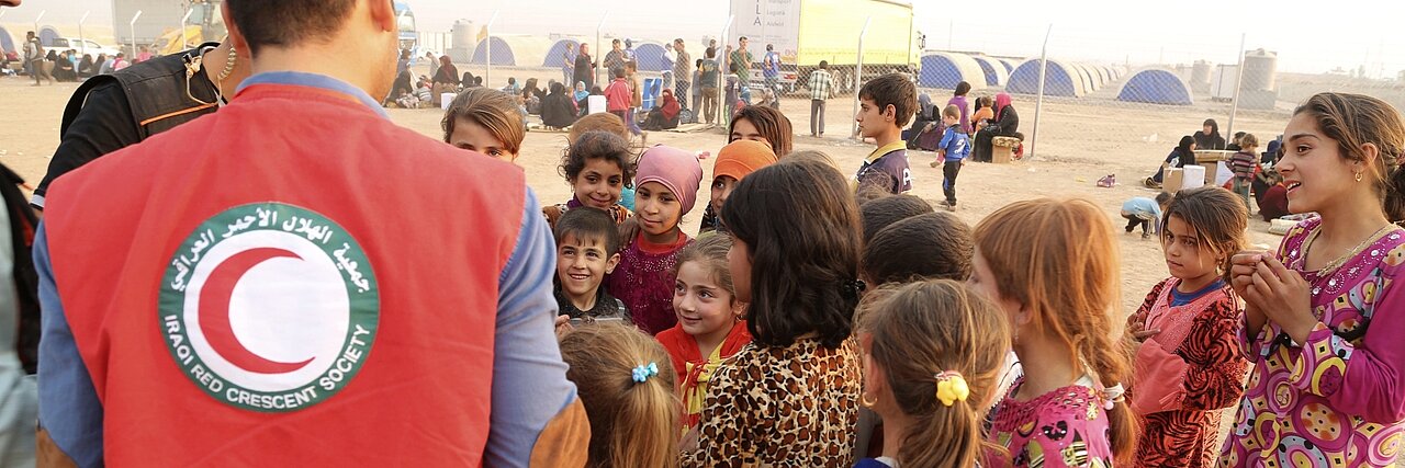 Internally displaced children and Iraqi Red Crescent Volunteer 