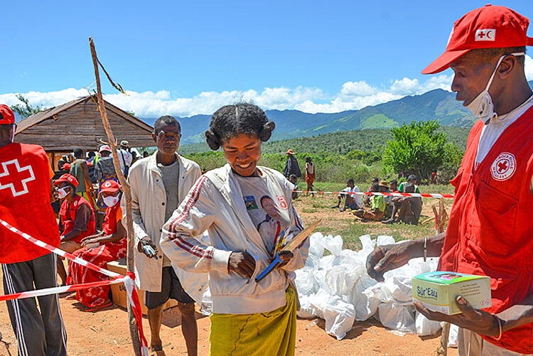 Eine Frau erhält während der Dürre Unterstützung vom Roten Kreuz in Madagaskar