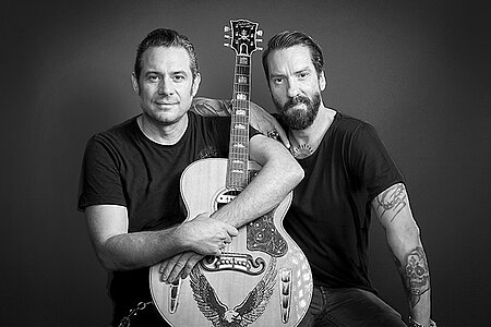 Foto: DRK-Botschafter Sascha Vollmer und Alec Völkel mit Gitarre
